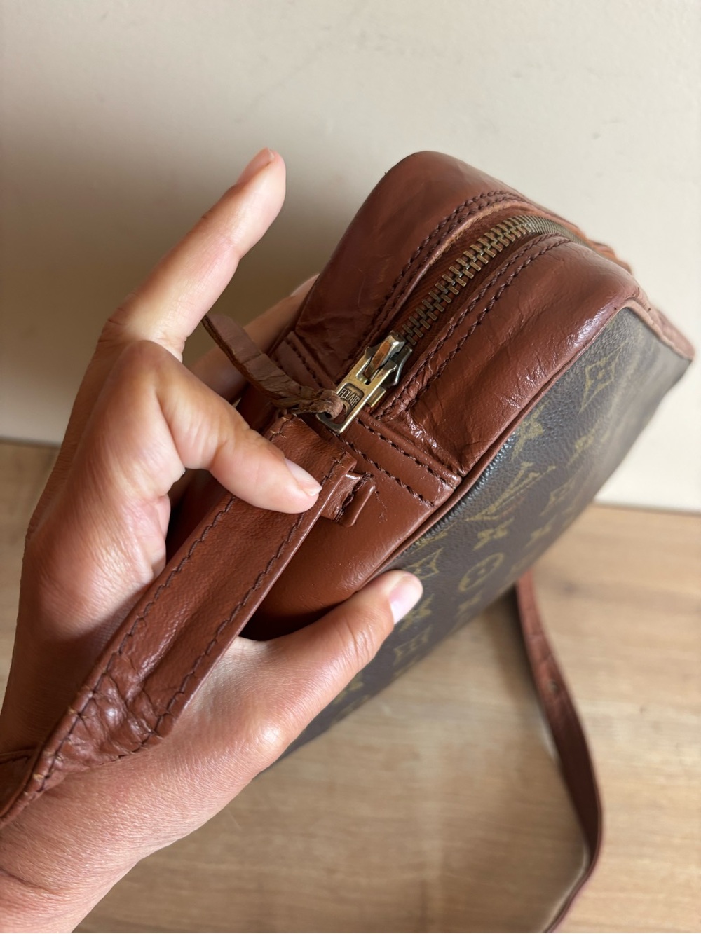 Authentic Louis Vuitton monogram crossbody - Picture 3 of 6